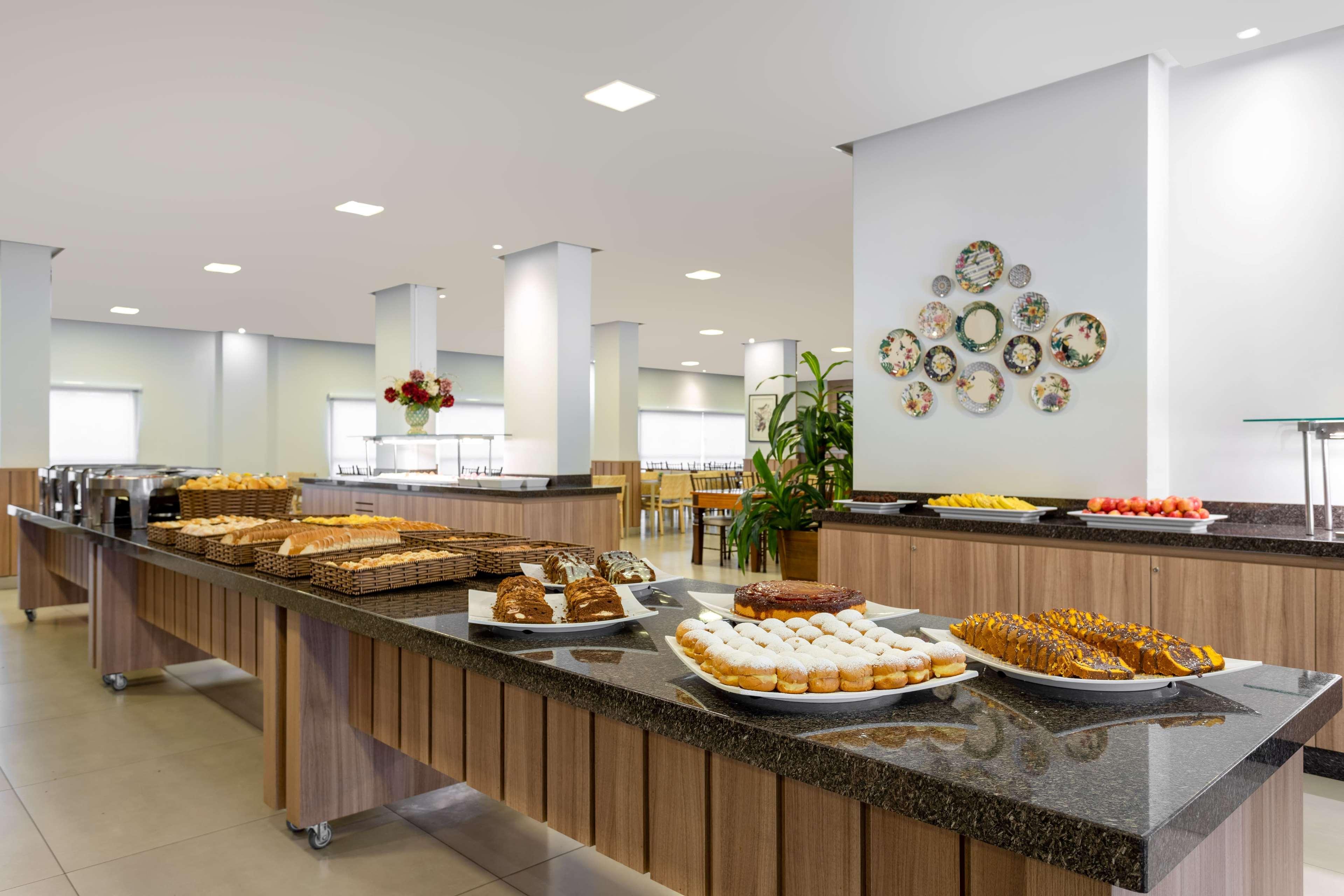 Wyndham Olimpia Royal Hotels Extérieur photo A buffet at a hotel