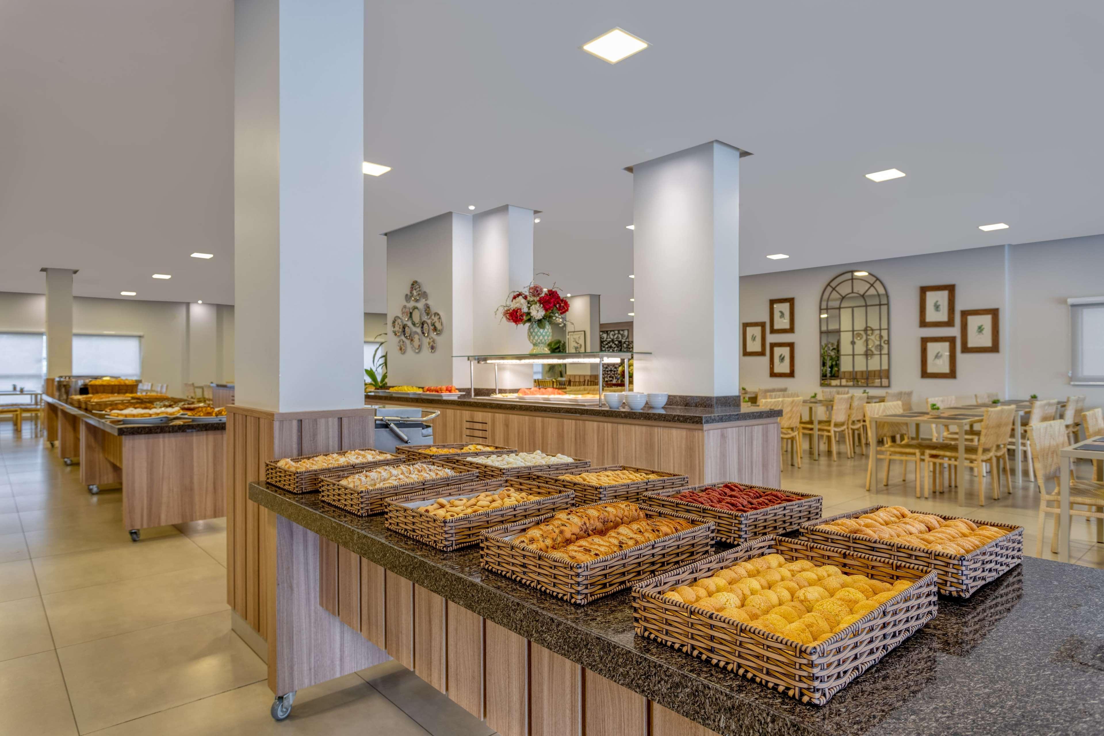 Wyndham Olimpia Royal Hotels Extérieur photo A buffet at a hotel