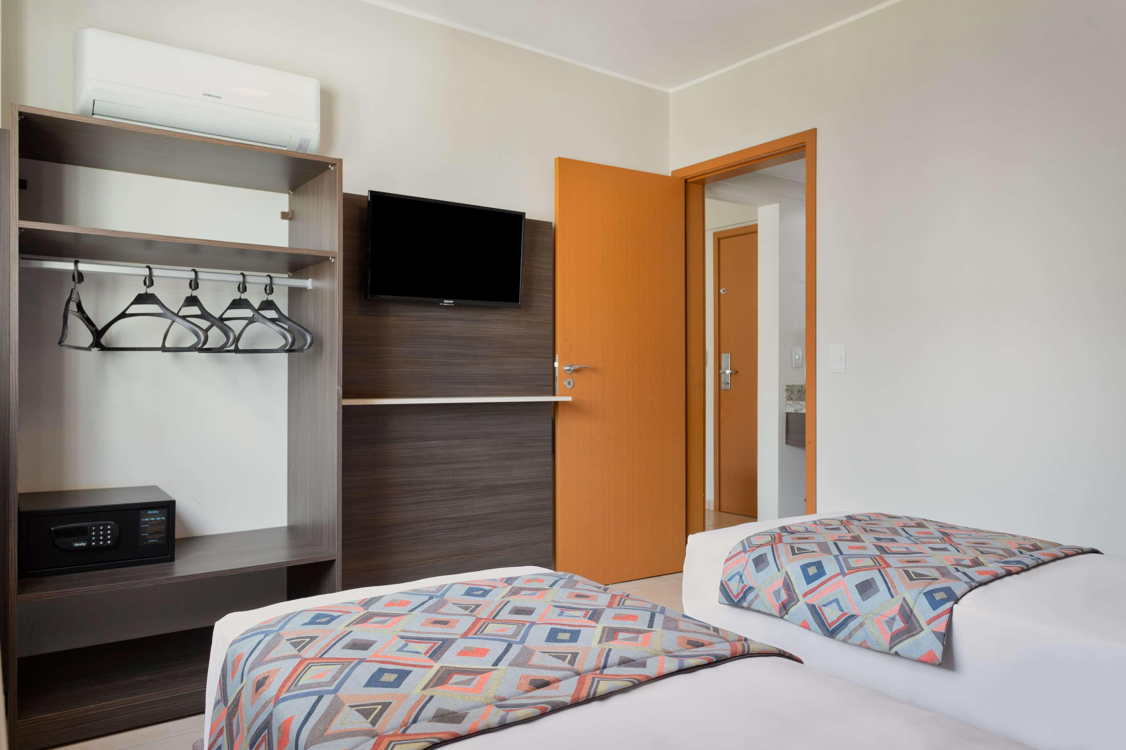 Wyndham Olimpia Royal Hotels Extérieur photo A typical room at a Holiday Inn Express